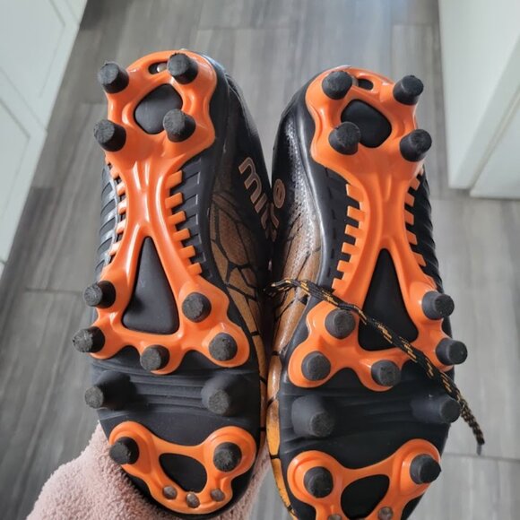 Youth soccer  shoes - Picture 1 of 3